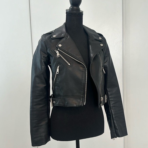 Zara Jackets & Blazers - 🖤
